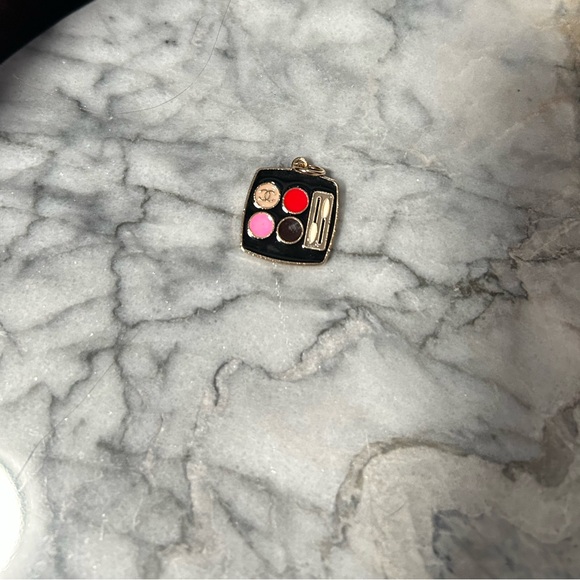 CHANEL CC Makeup Pallet Logo Charm - Picture 1 of 4
